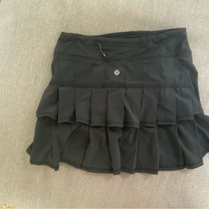 BLACK LULULEMON SKIRT (NOT SOLD IN STORE ANYMORE) SIZE 2 TALL